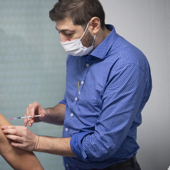 Michel Cymes se fait vacciner contre la COVID-19 (coronavirus) avec le vaccin Pfizer et BioNTech pour "donner l'exemple" à la Maison Médicale de Garde de l'hôpital Robert Ballanger à Aulnay-sous-Bois le 6 janvier 2021. © Eliot Blondet / Pool / Bestimage