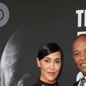 Info - Nicole Young, la femme de Dr Dre, demande le divorce après 24 ans de mariage - Dr. Dre et sa femme Nicole Young arrivant à la première "The Defiant Onces" de HBO au Studio Paramount, à Los Angeles, le 22 juin 2017. 
