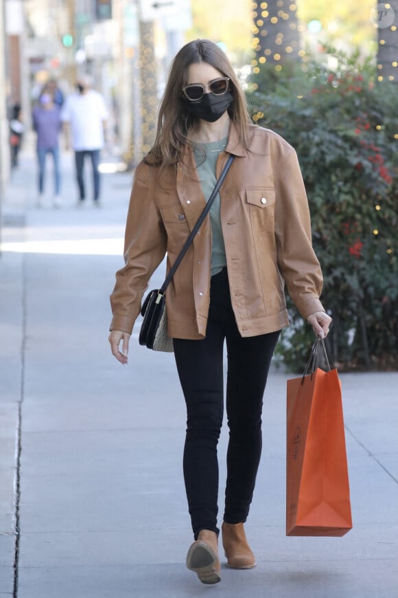 Exclusif - Lily Collins fait son shopping à Los Angeles, le 14 janvier 2021.