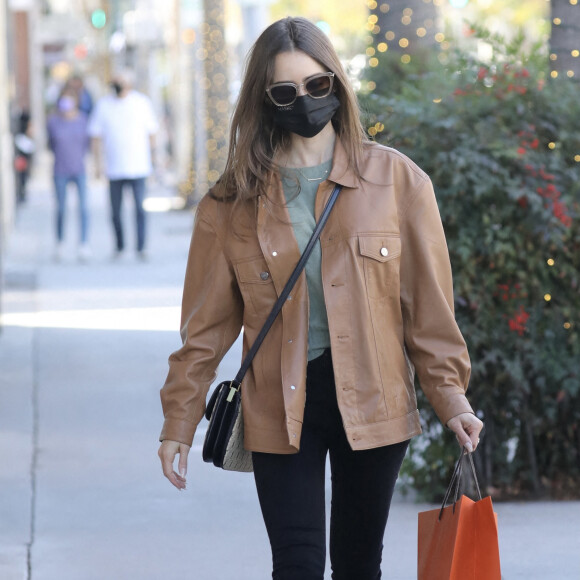 Exclusif - Lily Collins fait son shopping à Los Angeles, le 14 janvier 2021.