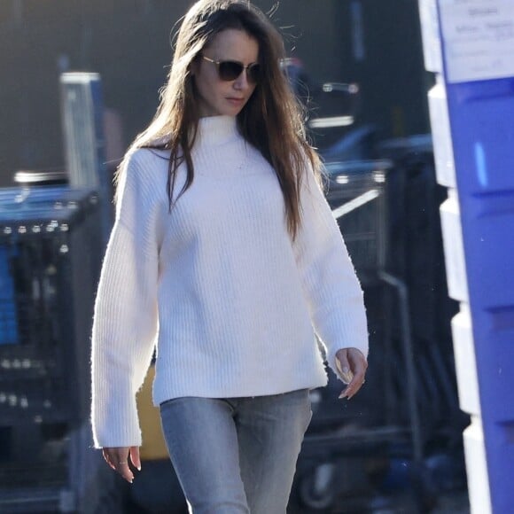 Exclusif - Lily Collins et son fiancé Charlie McDowell prennent un café près de leur voiture puis font un passage à un centre de recyclage à Los Angeles le 13 janvier 2021