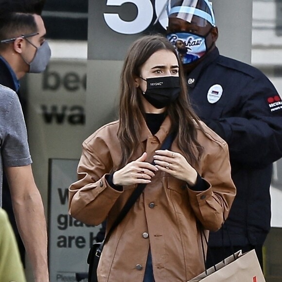 Lily Collins fait ses courses de Noël à Verizon et Target à West Hollywood, Los Angeles, le 11 décembre 2020.