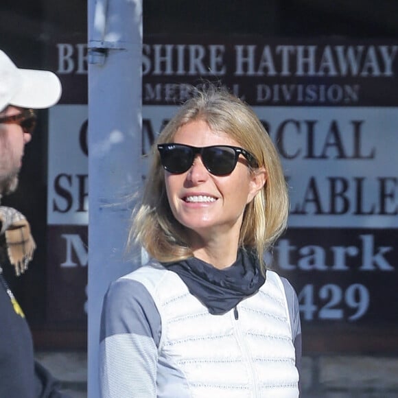 Exclusif - Gwyneth Paltrow et Derek Blasberg - Gwyneth Paltrow se promène avec son mari Brad Falchuk et des amis à Los Angeles, le 14 novembre 2020.