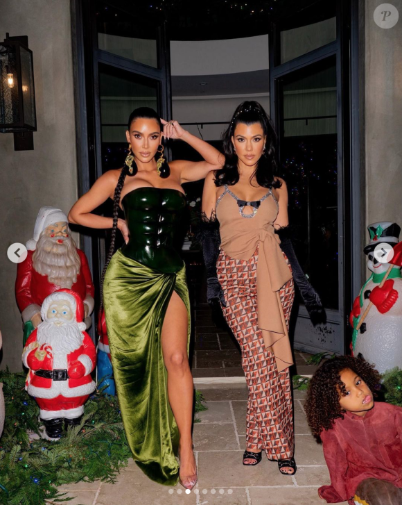 Kim Kardashian et sa grande soeur Kourtney Kardashian fêtent Noël. Décembre 2020.