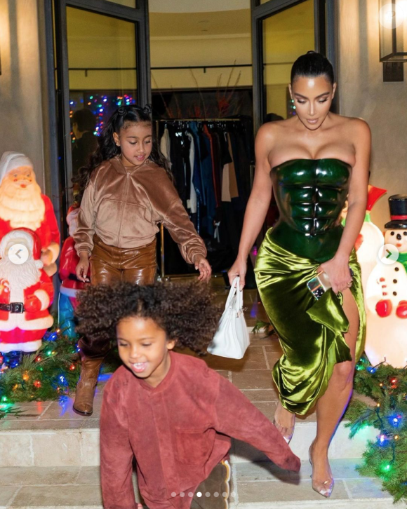 Kim Kardashian et ses deux North et Saint fêtent Noël. Décembre 2020.