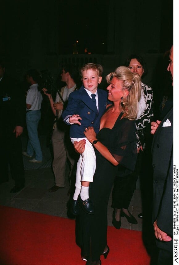 Le jeune chanteur Jordy Lemoine et sa mère au casino de Monaco.