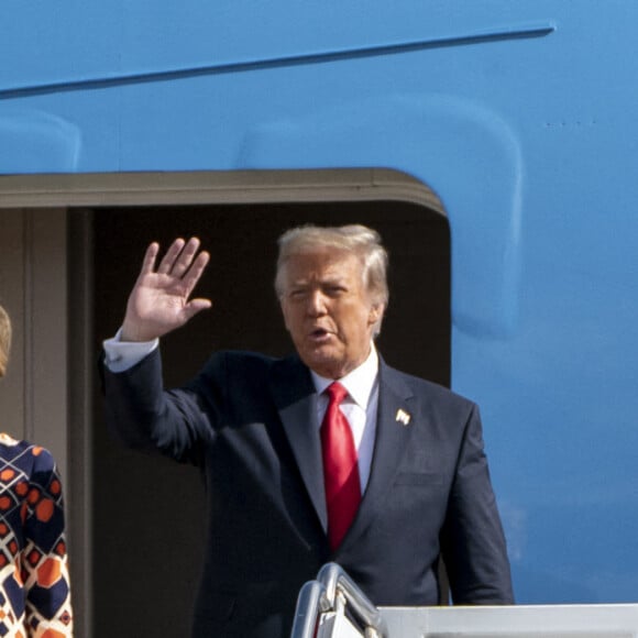 Donald et Melania Trump arrivent à Palm Beach, en Floride, quelques minutes après l'investiture de Joe Biden. @Greg Lovett/The Palm Beach Post via USA TODAY NETWORK /SPUS/ABACAPRESS.COM