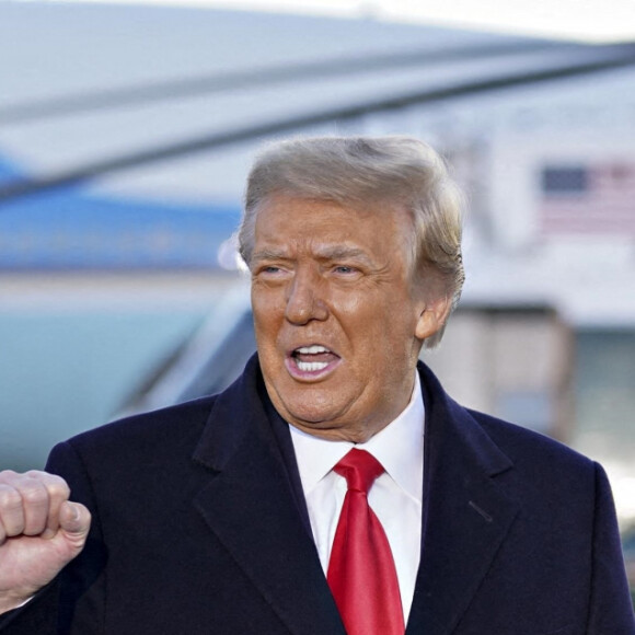 Donald Trump et sa femme Melania arrivent sur la base Andrews, après avoir quitté la Maison Blanche à Washington avant l'investiture du nouveau président. L'ancien président des Etats-Unis a prononcé un discours, avant d'embarquer pour la dernière fois à bord de Air Force One pour s'envoler pour la Floride et rejoindre sa propriété de Mar A Lago. Le 20 janvier 2021
