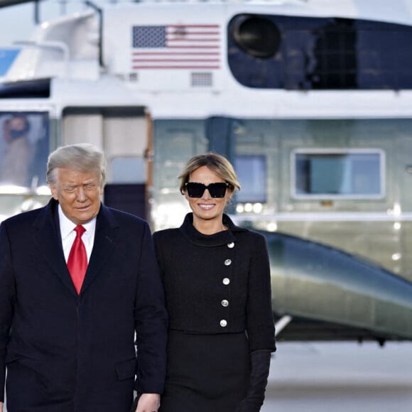 Donald Trump et sa femme Melania arrivent sur la base Andrews, après avoir quitté la Maison Blanche à Washington avant l'investiture du nouveau président. L'ancien président des Etats-Unis a prononcé un discours, avant d'embarquer pour la dernière fois à bord de Air Force One pour s'envoler pour la Floride et rejoindre sa propriété de Mar A Lago. Le 20 janvier 2021