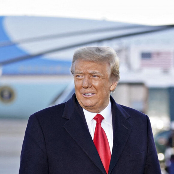 Donald Trump et sa femme Melania arrivent sur la base Andrews, après avoir quitté la Maison Blanche à Washington avant l'investiture du nouveau président. L'ancien président des Etats-Unis a prononcé un discours, avant d'embarquer pour la dernière fois à bord de Air Force One pour s'envoler pour la Floride et rejoindre sa propriété de Mar A Lago. Le 20 janvier 2021