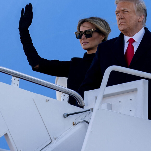 Donald Trump et sa femme Melania montent, pour la dernière fois, à bord de Air Force One sur la base Andrews, pour s'envoler vers la Floride, le jour de l'investiture du nouveau président des Etats-Unis. Le 20 janvier 2021