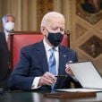 Le 46ème président des Etats-Unis Joe Biden lors de la signature de ses premiers décrets, juste après son investiture, dans le bureau ovale de la Maison Blanche à Washington. Le 20 janvier 2021   