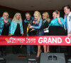 Dolly Parton et son frère Randy Parton (tout à droite) inaugurent le Dreamsong Theater à Pigeon Forge le 10 mai 2013.