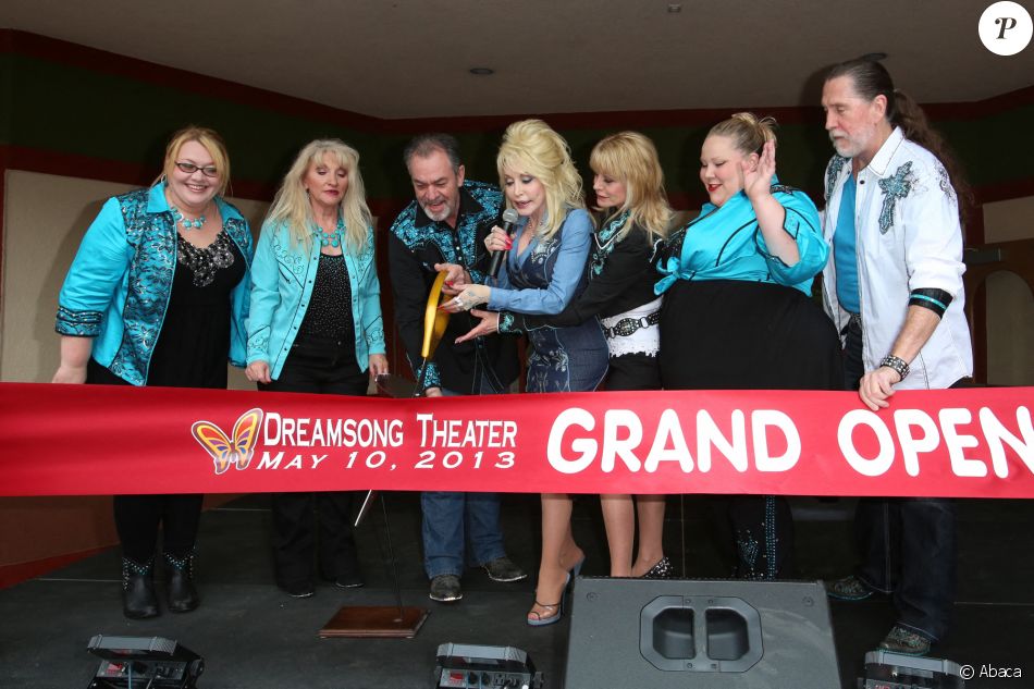 Dolly Parton et son frère Randy Parton (tout à droite) inaugurent le Dreamsong Theater à Pigeon Forge le 10 mai 2013.
