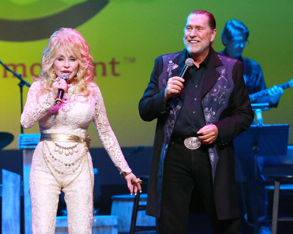 Dolly Parton et son frère Randy Parton à Pigeon Forge en 2015.