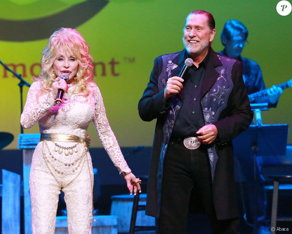Dolly Parton et son frère Randy Parton à Pigeon Forge en 2015.
