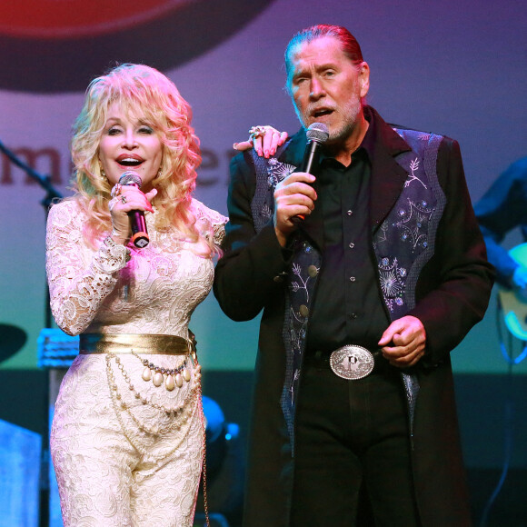 Dolly Parton et son frère Randy Parton à Pigeon Forge