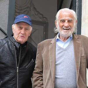 Exclusif - L'acteur Jean-Paul Belmondo a fêté son anniversaire (83 ans) avec ses fans et Rémy Julienne dans la cour de son immeuble de la rue des Saint-Père à Paris. Le 9 avril 2016. © Sébastien Valiela / Bestimage