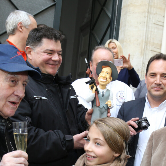 Exclusif - L'acteur Jean-Paul Belmondo a fêté son anniversaire (83 ans) avec ses fans et Rémy Julienne dans la cour de son immeuble de la rue des Saint-Père à Paris. Le 9 avril 2016. © Sébastien Valiela / Bestimage