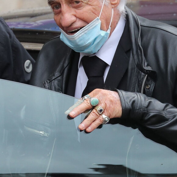 Jean-Paul Belmondo et son fils Paul Belmondo - Sorties - Hommage à Guy Bedos en l'église de Saint-Germain-des-Prés à Paris le 4 juin 2020.