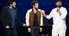 Claudio Capéo et Slimane démontent la rumeur selon laquelle ils étaient rivaux à l'époque de "The Voice" dans "La Boîte à secrets" sur France 3.