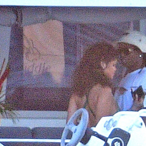 Exclusif - Rihanna et A$AP Rocky s'éclatent en vacances à la Barbade. Le 28 décembre 2020. Ils ont passé les fêtes de Noël ensemble et profité de moments de tendresse sur un yacht.