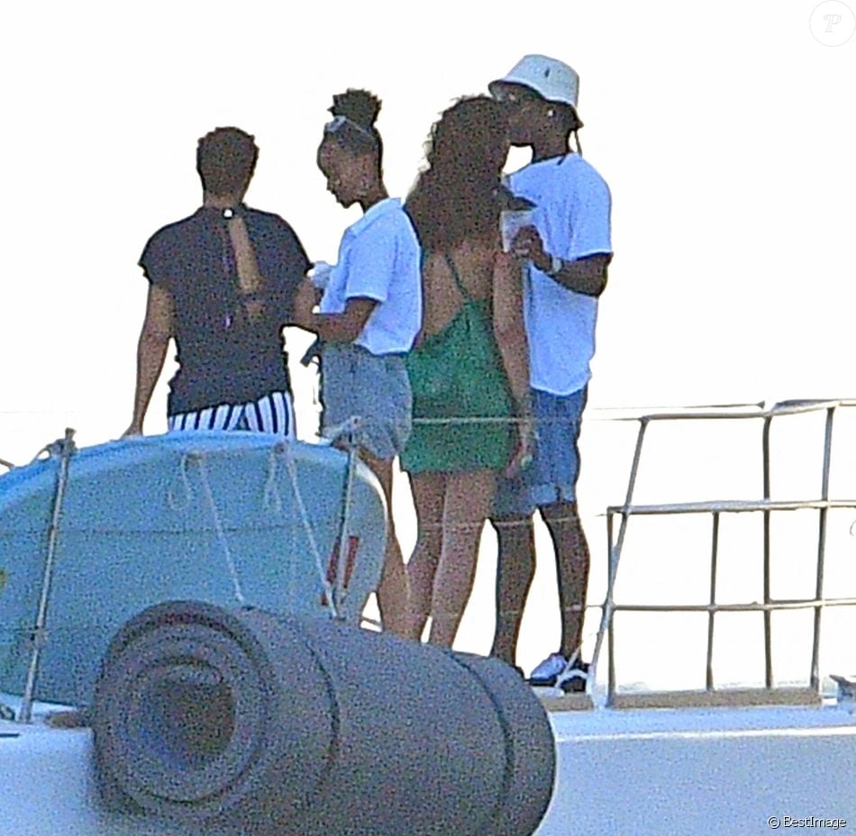 People: Rihanna et A$AP Rocky en couple, le baiser qui confirme tout (photos)