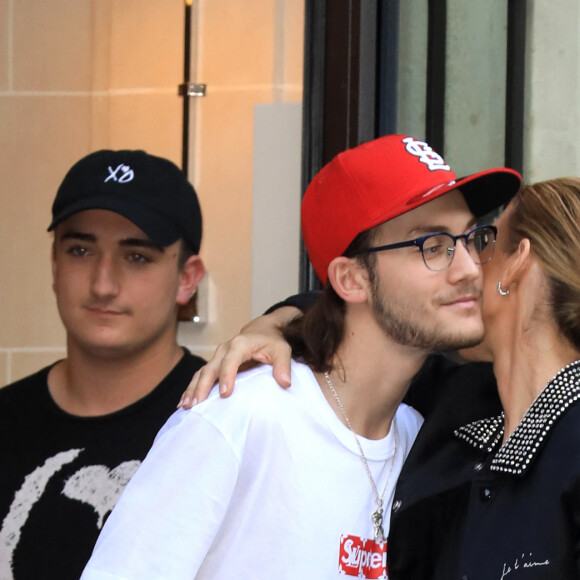 Céline Dion et son fils René-Charles Angelil sortent de l'hôtel Royal Monceau à Paris le 7 juillet 2017. 