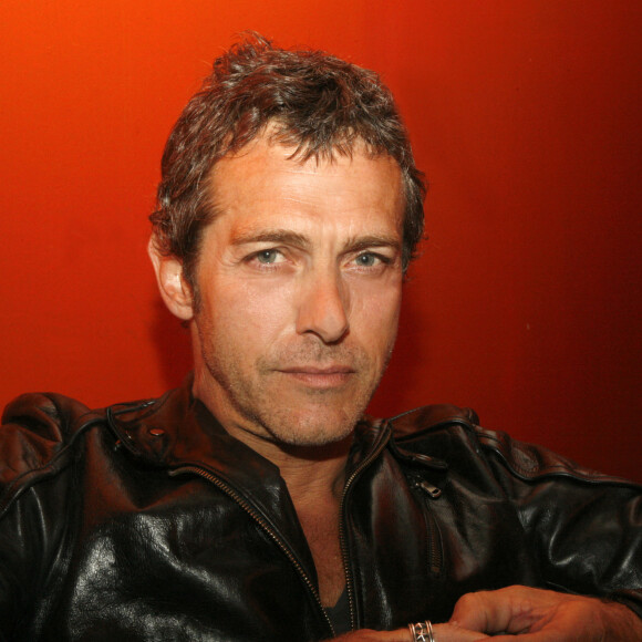 Laurent Hennequin dans sa loge avant son concert pour la présentation de son deuxième album, "Rendez-vous sous les étoles", au Mix Club le 11 septembre 2012.