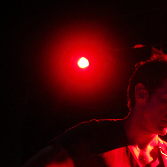 Laurent Hennequin en concert pour son deuxième album, "Rendez-vous sous les étoles", au Mix Club le 11 septembre 2012.