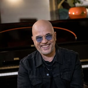 Exclusif - Pascal Obispo lors de l'enregistrement de sa surprise pour l'émission "La Lettre", à La Cantine Sauvage à La Plaine-Saint-Denis à Paris, présentée par S.Davant et diffusée le 16 janvier 2021 sur France 2. Le 5 décembre 2020 © Cyril Moreau / Bestimage 