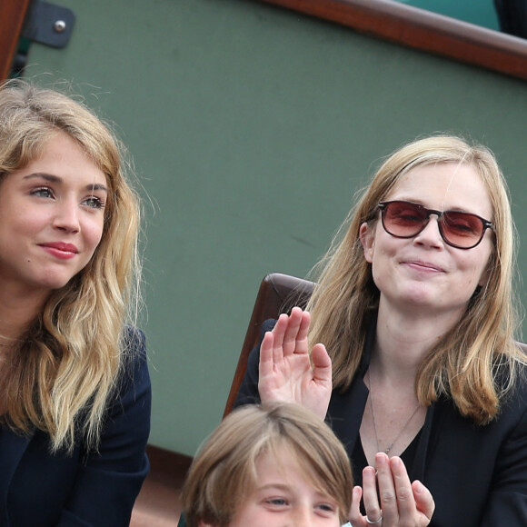 Alice Isaaz et Isabelle Carré - Les célébrités dans les tribunes lors des internationaux de France de Roland-Garros à Paris, le 2 juin 2017. © Dominique Jacovides-Cyril Moreau/Bestimage