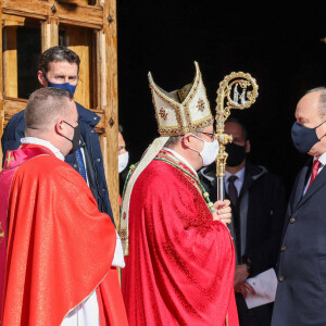 Dominique-Marie David, archevêque de Monaco - Le prince Albert II de Monaco, la princesse Charlène de Monaco - Le couple princier a assisté à la messe de Sainte Dévote à la cathédrale de Monaco le 27 janvier 2021. © Jean-Charles Vinaj / Pool Monaco / Bestimage