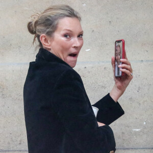 Kate Moss en FaceTime avec un proche lors du défilé haute couture printemps/été 2021 Fendi à Paris le 27 janvier 2021.