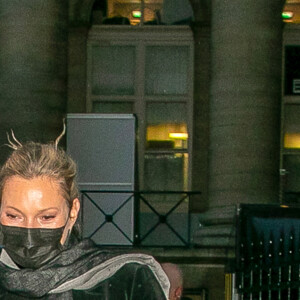 Kate Moss arrive au défilé Fendi, le 17 janvier 2021 à Paris.