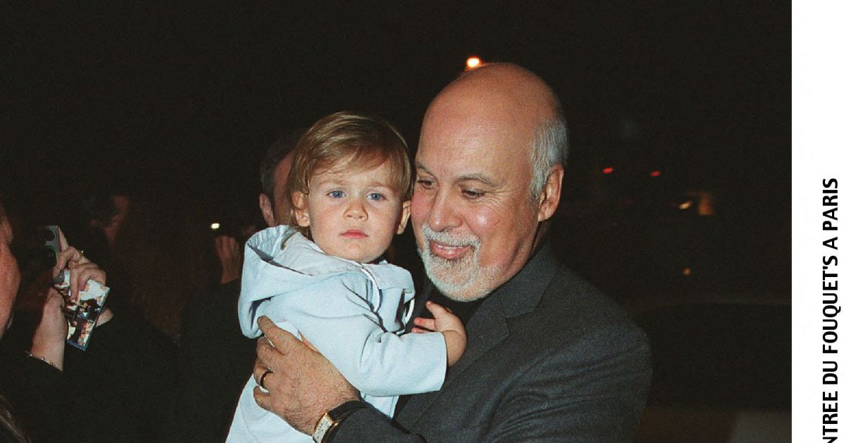 René Angélil et son fils René-Charles au Fouquet's à Paris en 2002 - Purepeople