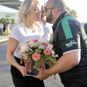 Exclusif - Pamela Anderson arrive à Gold Coast en Australie pour tourner une publicité. Le 25 novembre 2019.