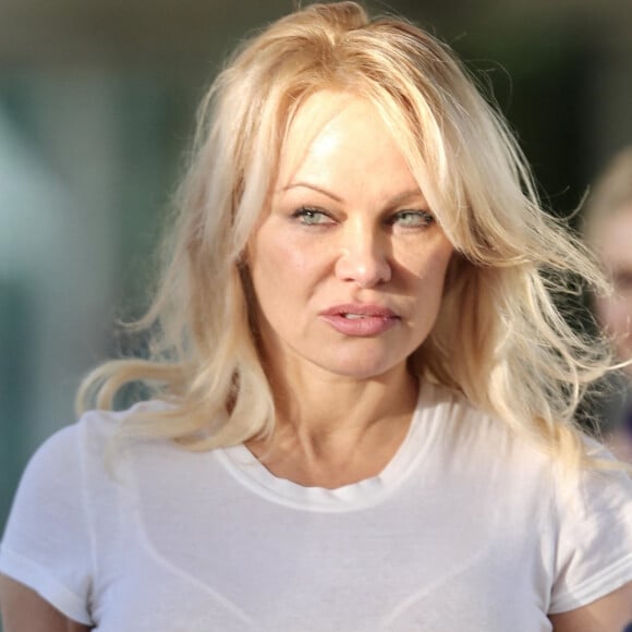 Exclusif - Pamela Anderson arrive à Gold Coast en Australie pour tourner une publicité.