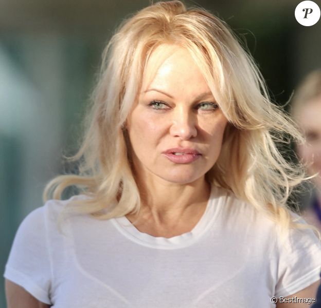 Exclusif - Pamela Anderson arrive à Gold Coast en Australie pour tourner une publicité.