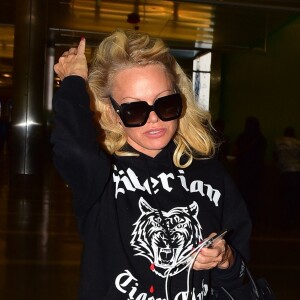Exclusif - Pamela Anderson arrive à l'aéroport de LAX à Los Angeles. Pamela s'est retrouvé sans batterie de téléphone à son arrivée et dans l'incapacité de contacter son chauffeur. Pamela est retourné dans le hall de l'aéroport pour recharger son téléphone. Le 29 septembre 2019.