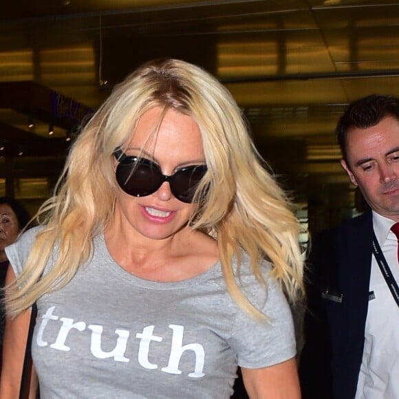 Pamela Anderson sur un vol en provenance de Paris. Los Angeles, le 26 juin 2019.