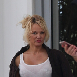 Pamela Anderson quitte son hôtel à Miami le 14 mai 2017. © CPA/Bestimage