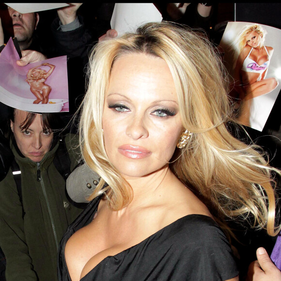Pamela Anderson arrive à la première du film "The Commuter" à Londres.