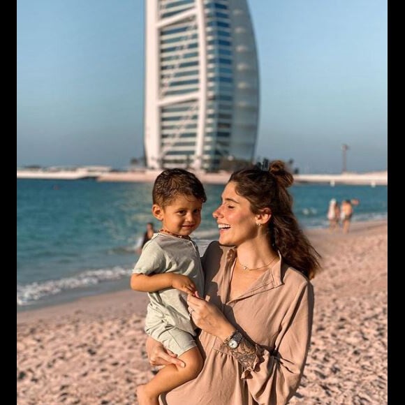 Jesta Hillmann avec son fils Juliann à Dubaï