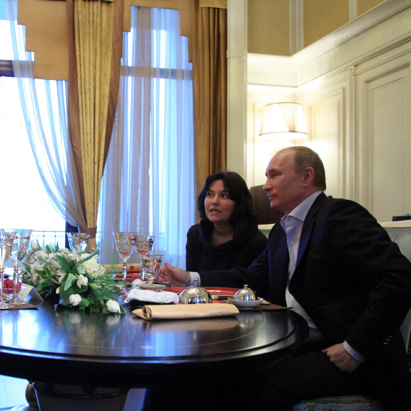 Gérard Depardieu a été reçu par Vladimir Poutine dans sa datcha de Sotchi sur les bords de la Mer Noire où le Président russe lui a remis son passeport de citoyen russe, le 5 janvier 2013.