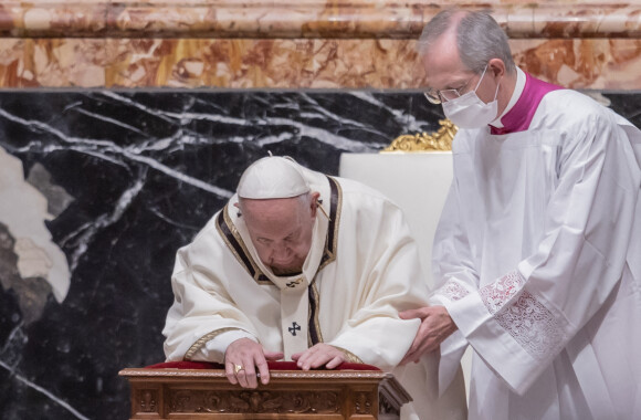 Le pape François célèbre la messe de Noël à la basilique Saint-Pierre au Vatican le 24 décembre 2020.