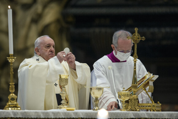 Le Pape François préside la fête de Notre-Dame-de-Guadalupe en la basilique Saint-Pierre au Vatican, le 12 décembre 2020.