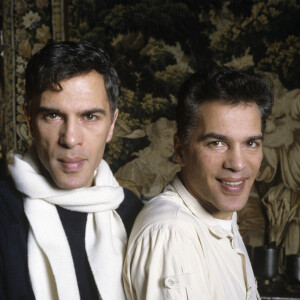 Archives - En France, à Paris, Igor et Grichka Bogdanoff chez eux le 7 mars 1994.