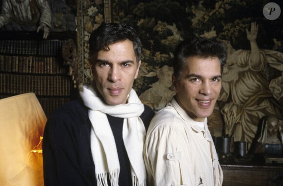 Archives - En France, à Paris, Igor et Grichka Bogdanoff chez eux le 7 mars 1994.