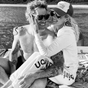 Laeticia Hallyday et Jalil Lespert posant pour leur première photo à deux sur Instagram, lors de leurs vacances à Saint-Barthélemy, à la mi-décembre.